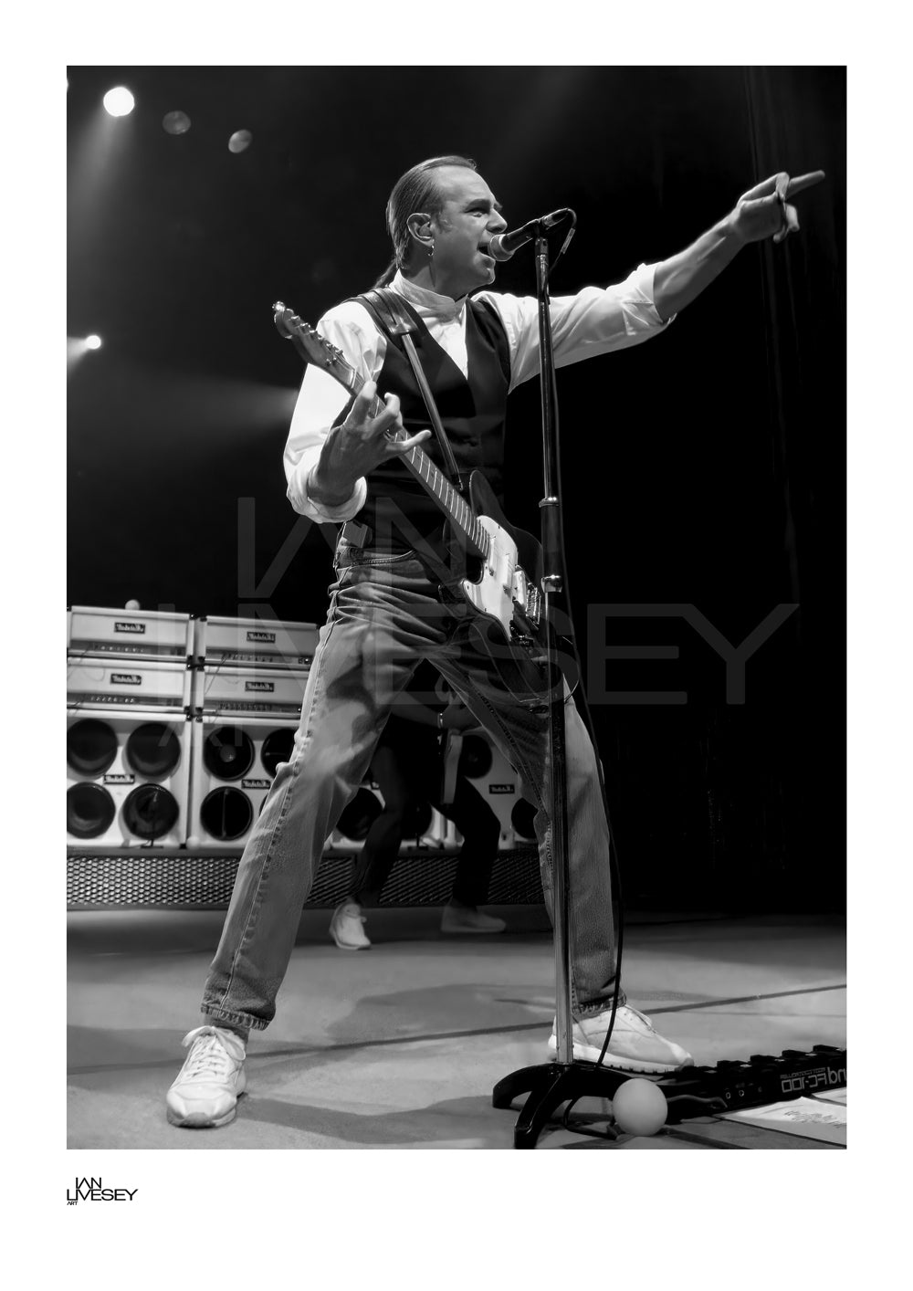 Francis Rossi points on Stage - Limited Edition Prints